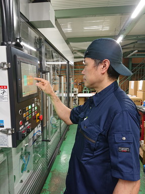 成型機・周辺機器のメンテナンスの様子
